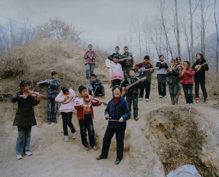 邓小岚带孩子们在山上唱歌