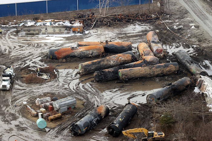 　当地时间2023年2月8日，美国俄亥俄州，拍摄到的脱轨列车现场，大火已灭。