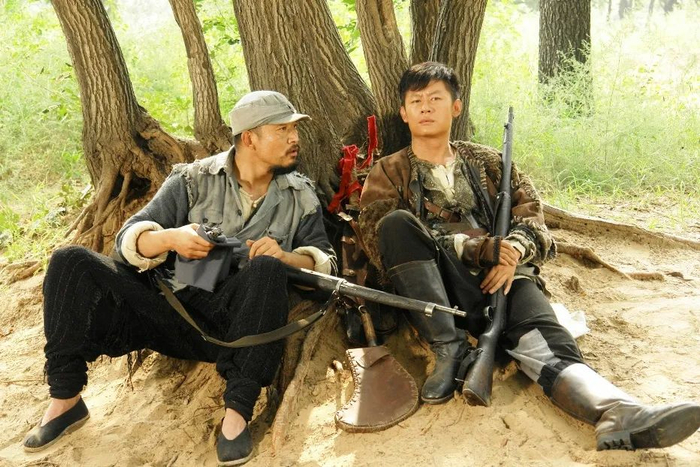 ▲在当年的热播剧《永不磨灭的番号》中，李健（右）饰演孙成海。