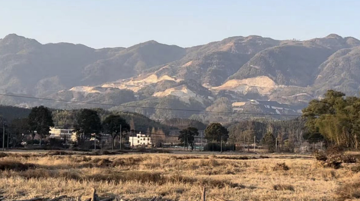 花桥乡锂矿石产区，部分山体被挖开。摄影：刘丁 &nbsp;郑可书