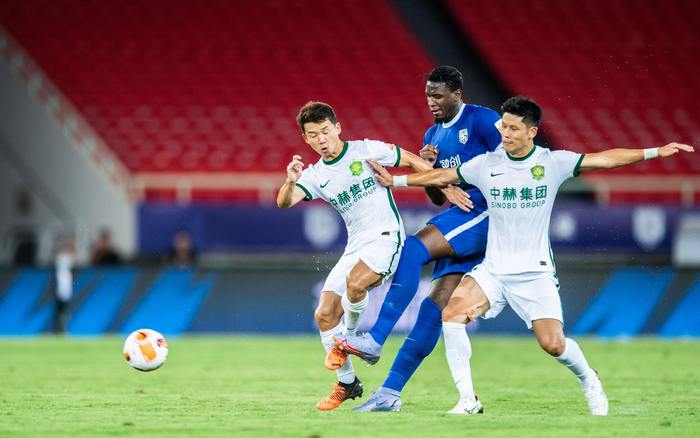 去年8月12日，于洋（右）和武汉三镇外援马尔康拼抢。  图/新华社