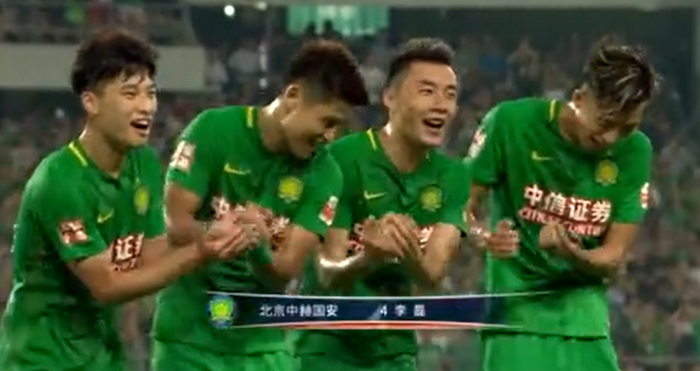2017年中超联赛，于洋（左二）和进球功臣李磊一起跳摇篮舞。  视频截图