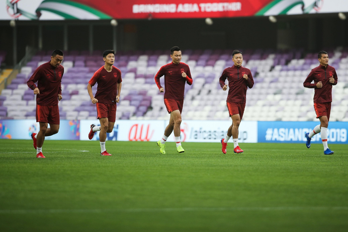 作为“89一代”球员，于洋（左二）曾多次入选国家队。  资料图/视觉中国