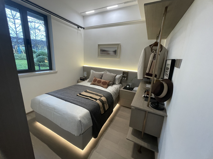 保利·光合上城，次卧床下的灯带，提升视觉效果，让人感觉宽敞明亮。