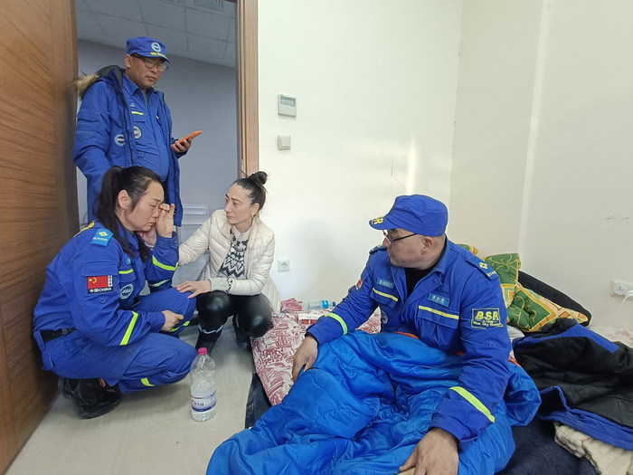 来自北京房山蓝天救援队的潘实成把自己队友和翻译“气哭”了
