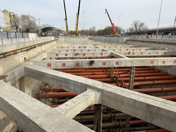 地铁22号线（平谷线）管庄站施工现场的支护体系。新京报记者 王飞 摄