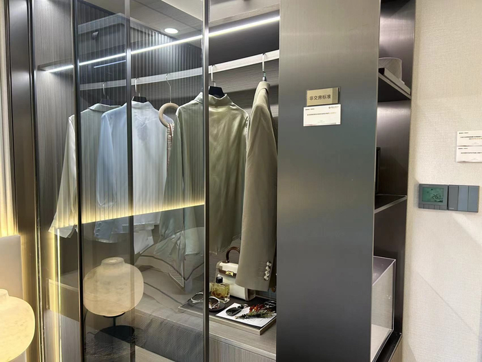 蟠龙府二期样板房90平米户型的样板房主卧衣柜，深度约48厘米。