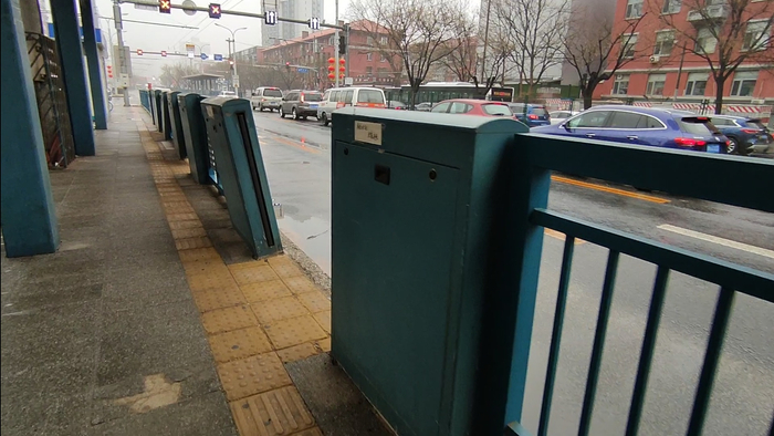 快速公交2线部分安全屏蔽门已损坏。