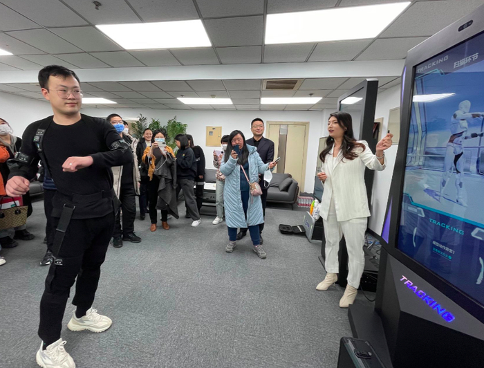 工作人员正在演示森之高科的智能体测系统