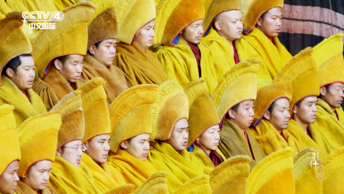 图：扎什伦布寺僧人诵经