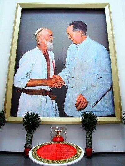 库尔班·吐鲁木大叔与毛主席握手的照片