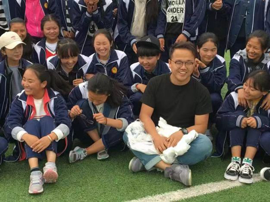 辽宁师范大学志愿者和学生们在一起。本组图片由辽宁师范大学研究生支教团提供