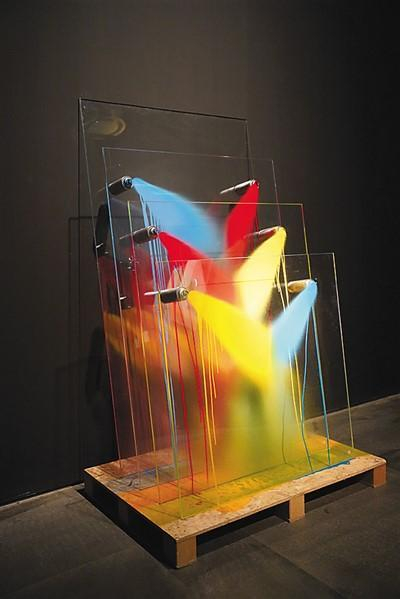 王恩来作品《释压玻璃板》。 合美术馆供图