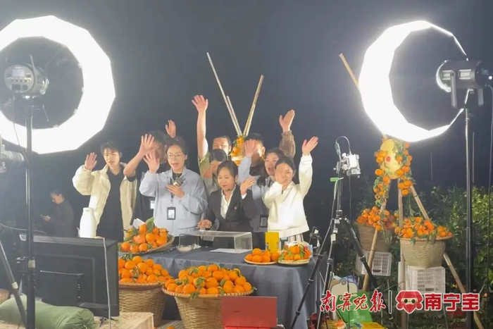 “雨衣妹妹”直播团队正在推介广西沃柑   
