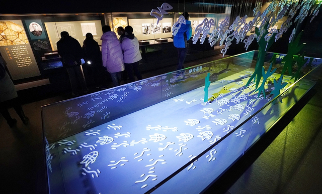 2023年2月15日，北京，二十世纪初中国古文献四大发现展，观众在“殷墟甲骨”展厅参观。视觉中国 图