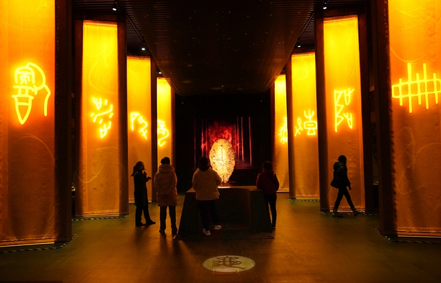 2023年2月15日，北京，二十世纪初中国古文献四大发现展，观众在“殷墟甲骨”专题展厅参观。视觉中国 图