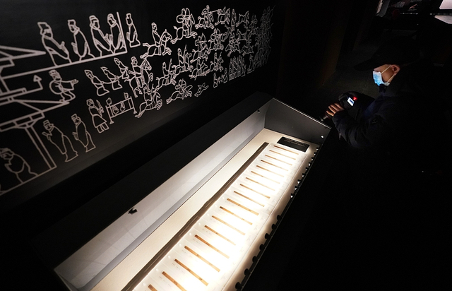 2023年2月15日，北京，二十世纪初中国古文献四大发现展，观众在“居延汉简”展厅参观。视觉中国 图