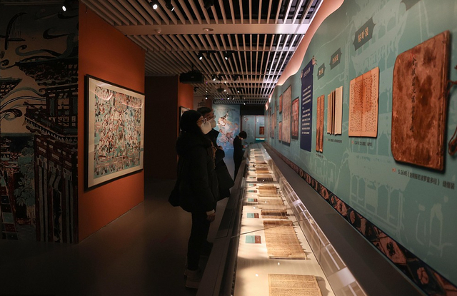 2023年2月15日，北京，二十世纪初中国古文献四大发现展，参观者在“敦煌遗书”专题展厅参观。视觉中国 图