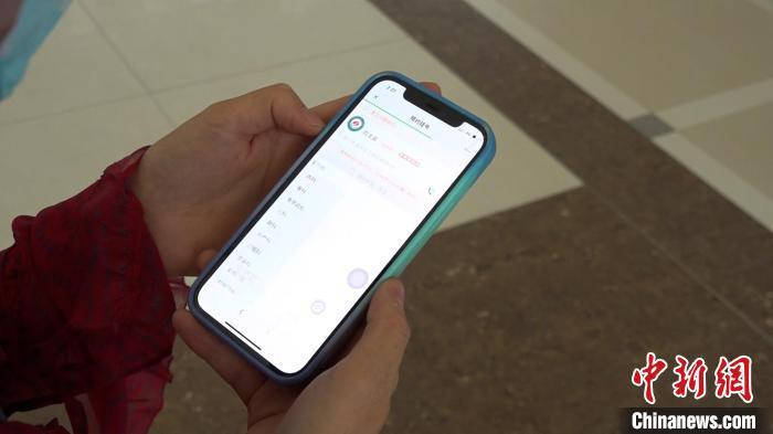 资料图：陪诊师帮助患者线上预约。谢宇摄