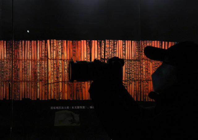 2023年2月15日，北京，二十世纪初中国古文献四大发现展，记者在“居延汉简”专题展厅拍摄。新华社 图