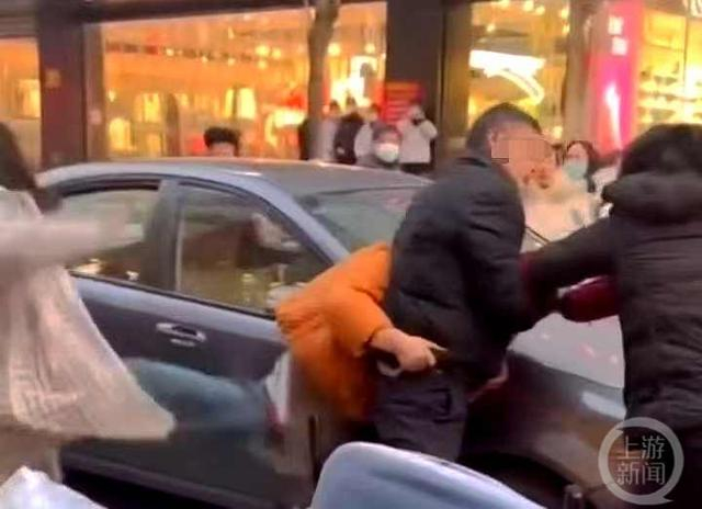 几个人在街头打了起来。 图片来源：视频截屏