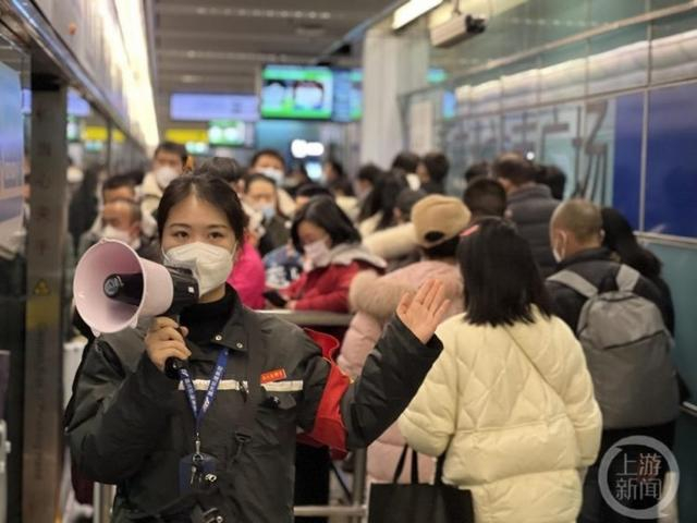 △工作人员引导乘客有序乘车 通讯员 董颖 摄