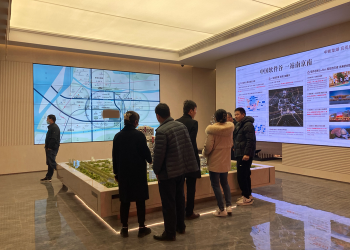 即使在工作日，一些热门板块楼盘也不乏看房人。图片来源：孙梅欣