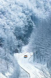 　　2022年11月30日，国网广元供电公司曾家供电所组织员工冒雪开展巡视，检查河谷、山垭口等地段线路有无覆冰情况。