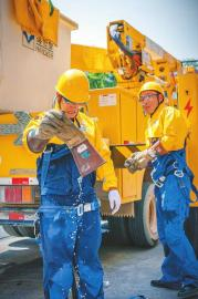 　　2022年8月10日，国网眉山供电公司带电作业人员开展带电作业后，汗如雨下。