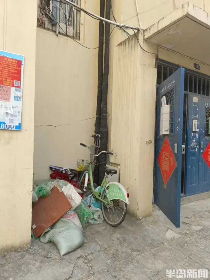 西山花苑小区，一单元楼门口堆放着杂物