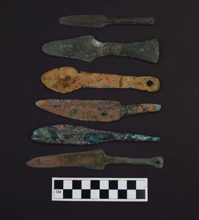 出土的铜刀。（云南省文物考古研究所供图）