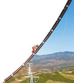 2022年11月，白鹤滩—浙江±800千伏特高压直流输电工程线路四川省内最后一个架线区段进行导线展放。