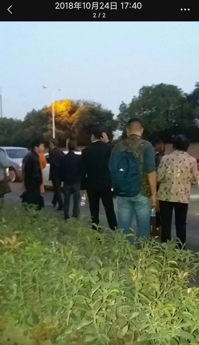 2018年，莘金线抛锚后，人们下车等待。 受访者 供图