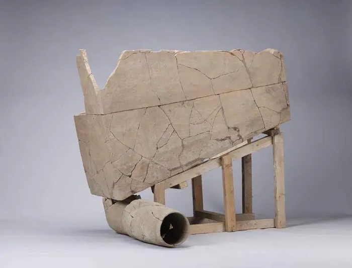 3号建筑可冲水陶便器与弯管组合情况。  受访者供图