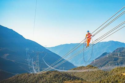 国网四川送变电公司电力工人朱治贵在雅中—江西±800千伏特高压直流输电工程线路进行高空作业。