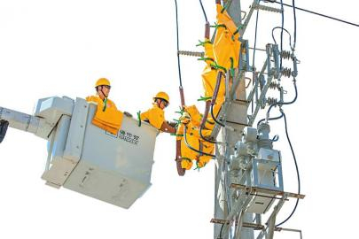 　　2022年7月6日，国网绵阳供电公司作业人员处理10千伏配网设备故障，确保群众用电安全。