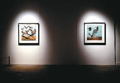 美国艺术家切莉尔·霍茨博格版画作品，左为《骚动》，右为《内布拉斯加州》。 武汉双年展信息中心供图