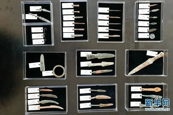 遗址出土的部分青铜器（摄于2月7日）。新华网 赵普凡 摄