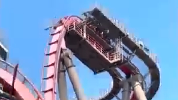 2月15日，网传上海欢乐谷的过山车“绝顶雄风”出现设施故障，游客被滞留空中。 来源：021视频截图