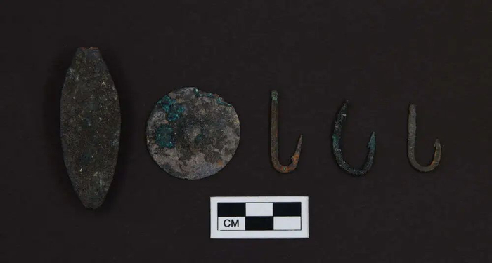 出土的铜扣、铜泡和铜鱼钩。（云南省文物考古研究所供图）