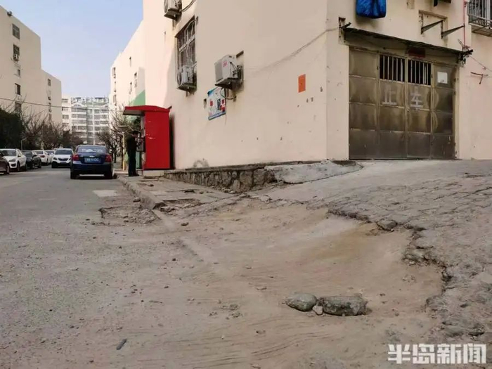 西山花苑小区，路面破损严重