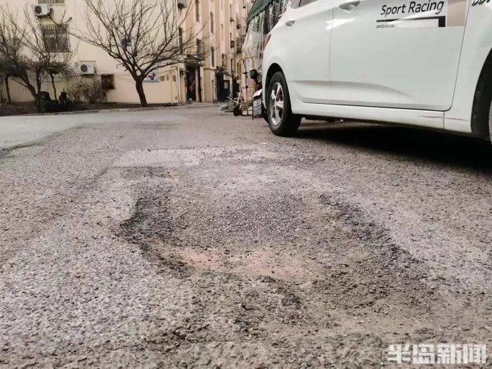 西山花苑小区，路面坑洼不平