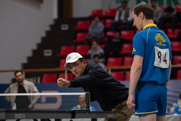 导演俞白眉在拍摄现场指导“体育动作戏”。 受访者供图