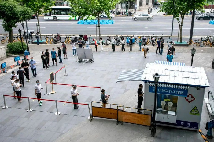 ▲2022年6月1日，上海市为了更好的复工复产，正加快构建“15分钟核酸采样服务圈”。图片来自澎湃影像。