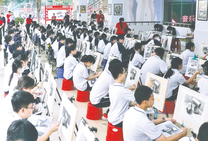     南宁市育才实验中学打造美术特色校本课程。图为学生们在认真绘画。 本报记者叶子榕 摄