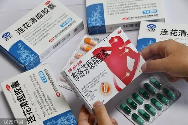 配图：连花清瘟胶囊和布洛芬缓释胶囊。图/视觉中国