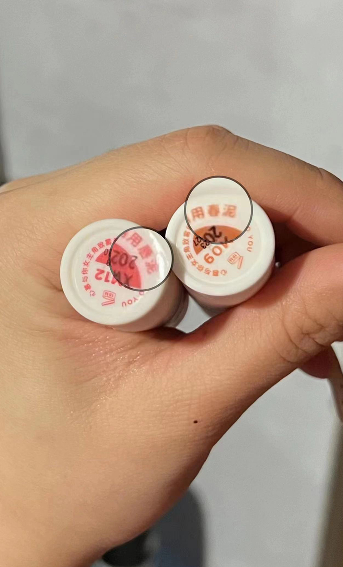 张女士称购买的唇泥底部标注为“春泥”。受访者供图