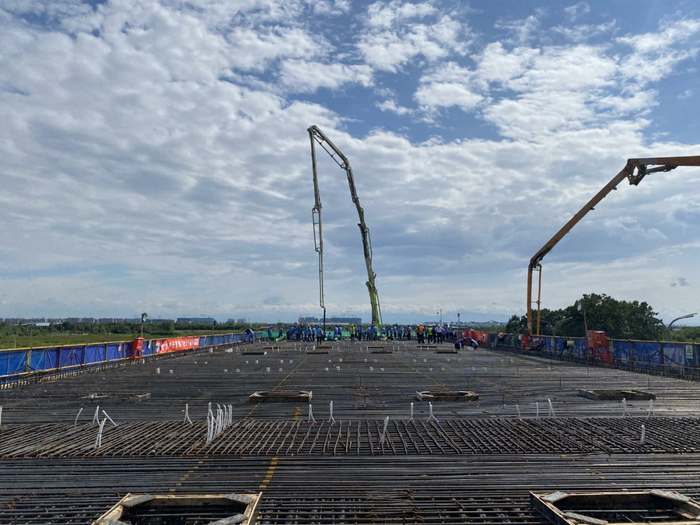 T5站前商务区市政基础设施项目箱梁混凝土浇筑
