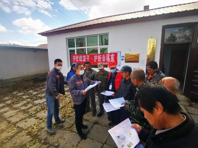 黑龙江省鸡东县下亮子乡复兴村村民集中学习农业保险政策。资料图