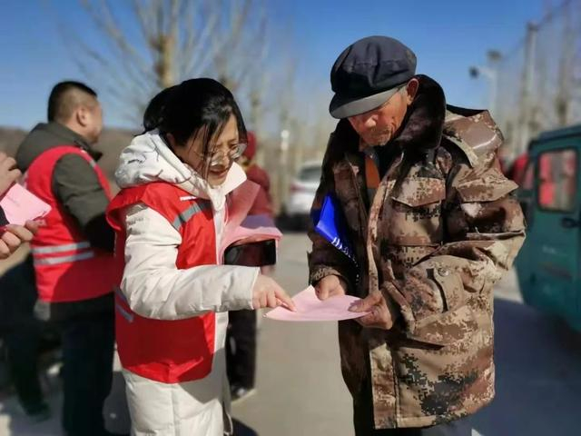 山东省日照的基层保险员为农民讲解农业保险知识。资料图